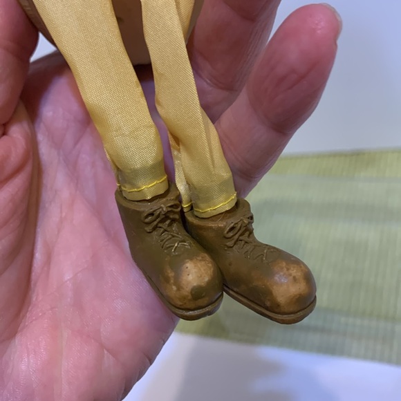 Sitting bunny resin figurine swinging legs - Picture 12 of 14